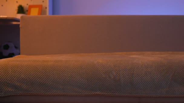 Adolescent Heureux Rentrant École Couché Sur Canapé Relaxant Temps Libre — Video