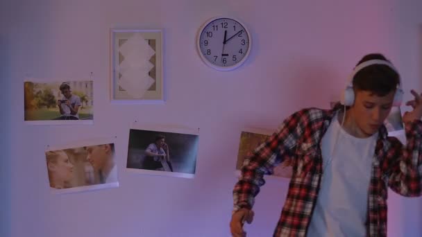 Позитивный Молодой Человек Наушниках Расслабляющий Танцующий Веселящийся Дома — стоковое видео