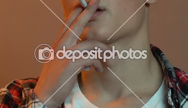 Emin erkek genç Sigara İçilmeyen serin, garip yaş olmaya çalışıyorum,