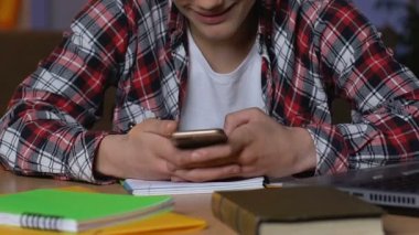 Arkadaşlarınızla sohbet ve gülüyor öğrenci yerine ödev, kötü işaretleri