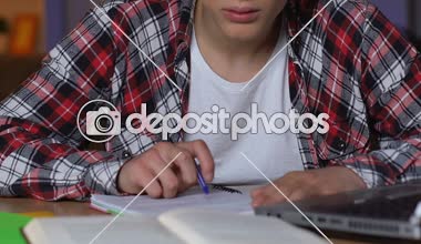 Erkek genç ev ödevi tablo, yapıyor matematik problemi, lise eğitimi çözme