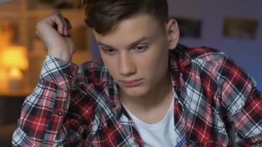 Okul konu sıkıcı tablo, evde oturan kompozisyon, Uykulu erkek öğrenci