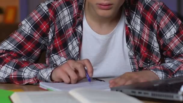 Homme Adolescent Faisant Des Devoirs Table Résoudre Des Problèmes Mathématiques — Video