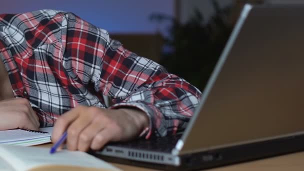 Jovem Cochilando Mesa Escola Aborrecimento Educacional Cansaço Exame — Vídeo de Stock