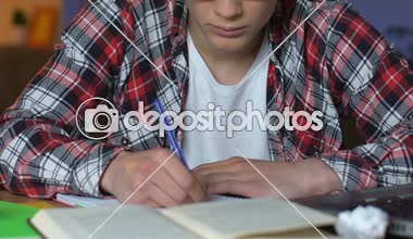 Defter kağıt görevlisinideponun ve zorluklar atmadan tahriş okul öğrenci