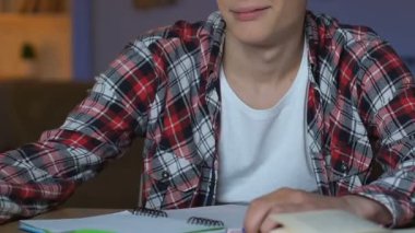 Genç çocuk çerçeveli fotoğraf, aşk duyguları, uzun mesafe ilişkileri, ergenlik arıyor