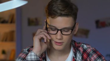 Evde, smartphone aygıtı iletişim söz gözlük erkek genç