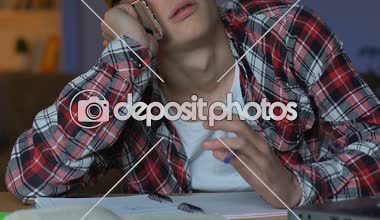Ev ödevi yaparken telefonu konuşurken okul öğrenci eğitim sonu bıkkın, duygu