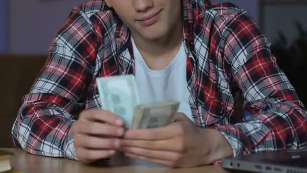 Adolescent Beau Comptant Des Billets Dollar Assis Table Rêvant Acheter — Video