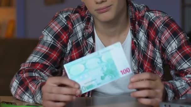 Schuljunge Mit Euro Banknote Heimischen Tisch Finanzielle Verantwortung — Stockvideo