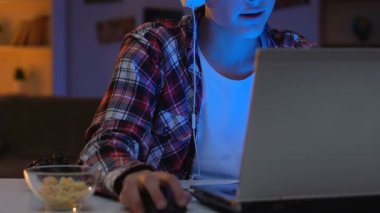 Fare düğmesine basarak ve cipsi, sağlıksız yaşam tarzı yemek sinir oyun oyuncu