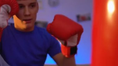 Erkek genç evimde eldiven, vücut geliştirme, spor hobi, sağlık, boks