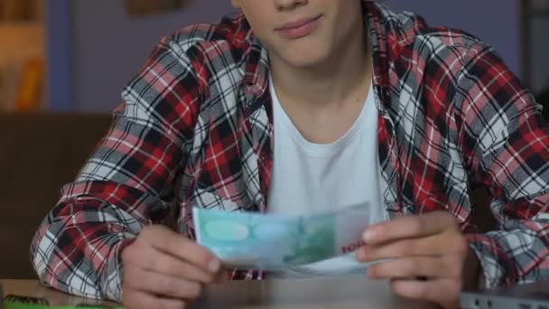 Étudiant Sexe Masculin Qui Met Des Billets Euros Dans Une — Video