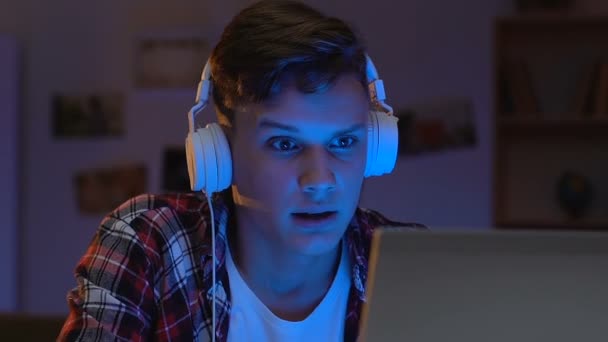 Addicted Gamer Headphones Feeling Upset Loosing Online Teenage Leisure — Stock Video