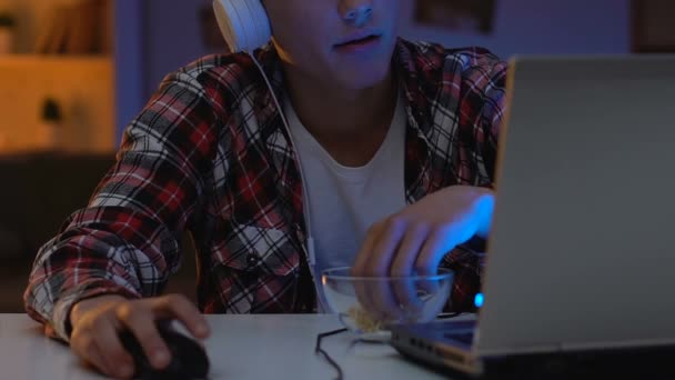 Aluno Ensino Médio Passar Tempo Online Noite Jogando Videogame Laptop — Vídeo de Stock