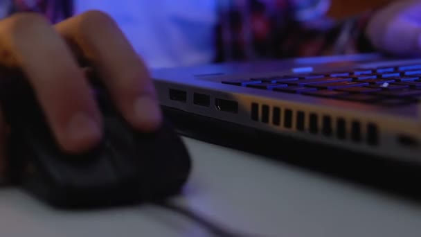 Nervöse Spielerhand Die Tastatur Und Maustasten Drückt Cyber Reality Sucht — Stockvideo