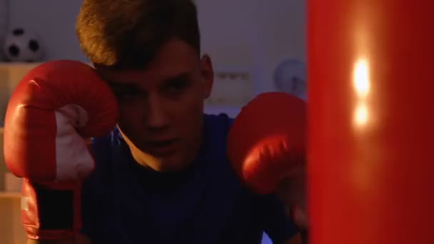 Gars Actif Dans Les Gants Boxe Pratiquant Avec Sac Boxe — Video