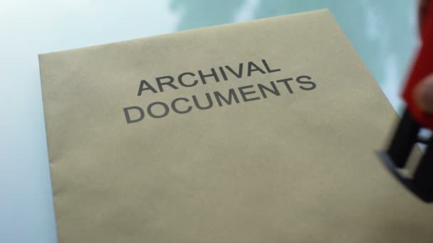 Archivní Dokumenty Klasifikované Ruku Razítko Pečeť Složku Dokumenty — Stock video