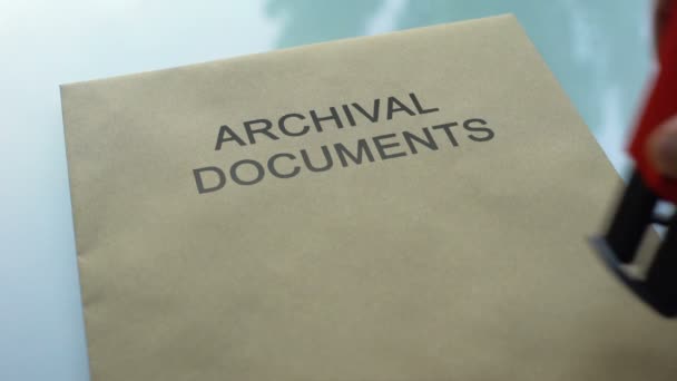 Archivdokumente freigegeben, Stempelstempel auf Mappe mit Dokumenten