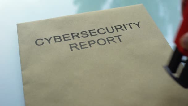 Relatório Cibersegurança Ultra Secreto Selo Carimbo Mão Pasta Com Documentos — Vídeo de Stock
