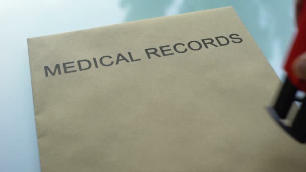 Registros Médicos Privados Sello Sellado Mano Carpeta Con Documentos Importantes — Vídeo de stock