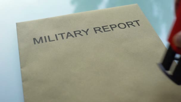 Rapporto Militare Top Secret Timbro Sigillo Sulla Cartella Con Documenti — Video Stock