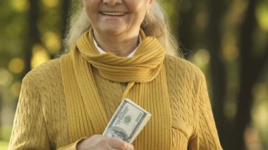 Kurnaz eski para tutan, devlet hile, Çift Kişilik refah faydalanmakta kadın