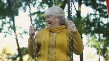 Mutlu yaşlı sallanan, içtenlikle gülüyor, çocukluk birlikte hatırlayarak kadınlar