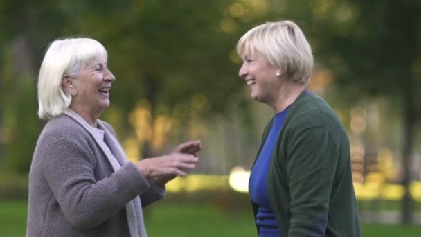 Madre Hija Riendo Sinceramente Disfrutando Vida Divirtiéndose Juntas — Vídeos de Stock