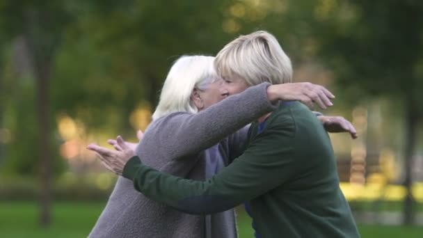 Ενηλίκων Κόρη Αγκαλιάζει Παλιά Μητέρα Πολυαναμενόμενη Συνάντηση Ειλικρινή Συναισθήματα — Αρχείο Βίντεο