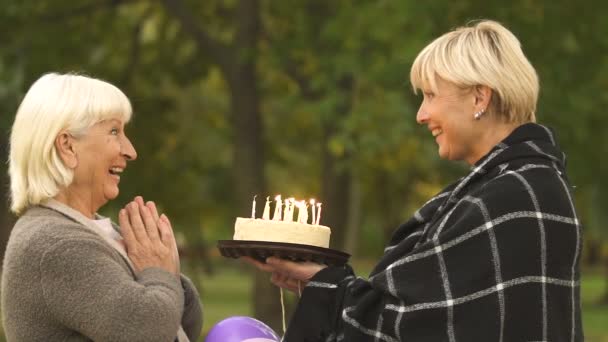 Volwassen Dochter Wenst Oude Moeder Gelukkige Verjaardag Cake Familiefeest Geven — Stockvideo