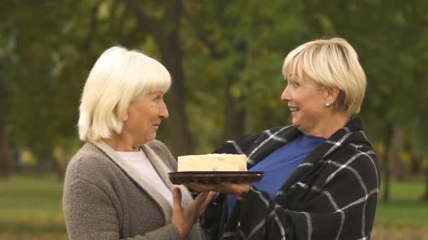 Frau Steckte Freund Gesicht Kuchen Lustige Geburtstagsfeier Ruhestand Grüße — Stockvideo