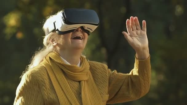 耳机的老年妇女 探索虚拟世界 现代娱乐 — 图库视频影像
