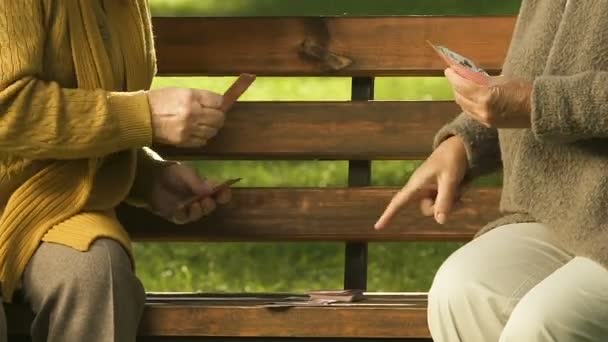 Glada Pensionärer Spelkort Park Lycklig Tid Tillsammans Säkra Ålderdomen — Stockvideo