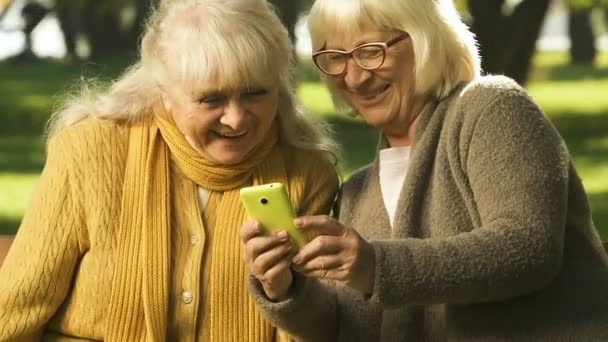 Äldre Kvinnor Titta Rolig Video Smartphone Låga Tariffer För Mobilt — Stockvideo