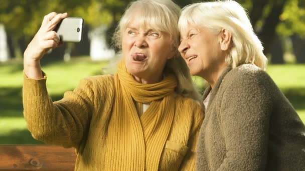 Glade Gamle Kvinder Viser Grimaces Mobiltelefon Selfie App Lykkelig Tid – Stock-video