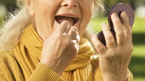 Mujer Mayor Aplicando Lápiz Labial Cuidado Belleza Para Ancianos Cosméticos — Vídeos de Stock