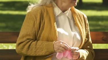 Yaşlı kadın Hobiler büyükler, DIY ve yaratıcılık, closeup için açık, örgü