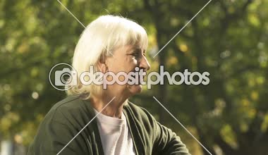 Dışarıda konuşmaya, yargılama geçen insanlar, yaşlılık söylenti, dedikodu yaşlı kadınlar