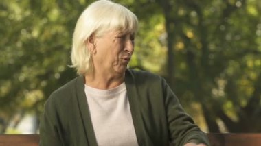 Oturma tezgah, yaşlılık olumsuzluk, konuşma konuşmak huysuz Olgun kadın