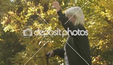 Mutlu dans baston park, sağlık kurtarma, pozitifliği ile bayanlar yaşlı