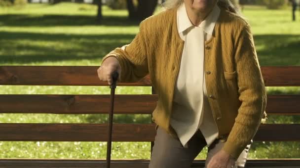 Mujer Anciana Siente Dolor Parte Inferior Espalda Cuando Levanta Banca — Vídeos de Stock