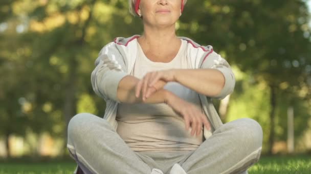 Frau Mittleren Alters Meditiert Park Atmet Sport Entspannt Sich Nach — Stockvideo