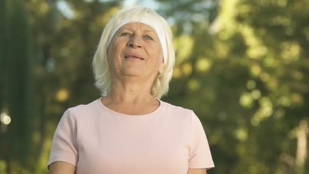 Ενεργό Συνταξιούχος Κυρίες Άρση Αλτήρες Κάνει Ασκήσεις Βραχίονα Στο Πάρκο — Αρχείο Βίντεο