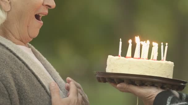 Emozionata Vecchia Donna Che Soffia Candele Compleanno Festa Longevità — Video Stock