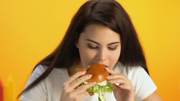 Chica Morena Comiendo Hamburguesa Cafetería Disgustado Con Sabor Sándwich Repugnante — Vídeos de Stock