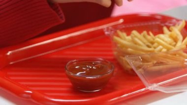 Fast food bağımlısı daldırma patates kızartması ketçap, kolesterol sorunları obezite