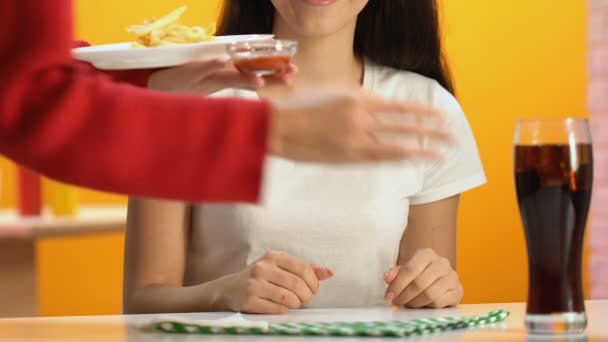 ファーストフードの給仕を女性のクライアントのトマトソース フライド ポテトをもたらす — ストック動画