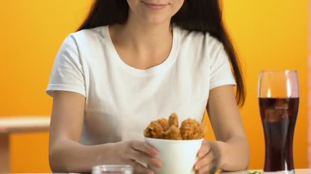 Wanita Senang Mengendus Rasa Renyah Goreng Ayam Dan Tersenyum Kamera — Stok Video