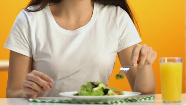 Schöne Frau Genießt Geschmack Von Frischem Salat Restaurant Vegetarische Ernährung — Stockvideo